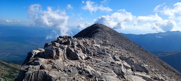 grimpant la cime Vihren et la cime Kutelo